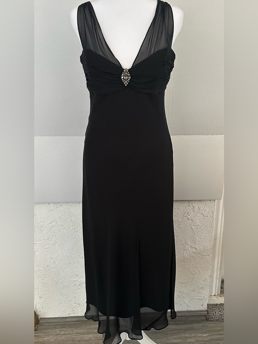 Elegant Jones New York Black Silk Formal Evening Dress